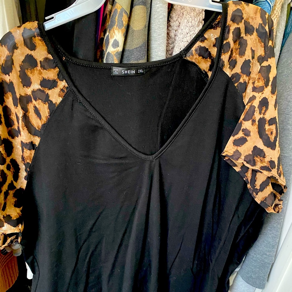 V neck sheer Leopard sleeve Print Top